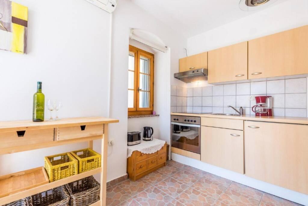 Tin 2 Appartement Vrbnik Buitenkant foto