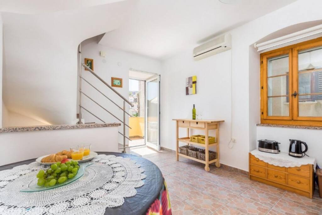 Tin 2 Appartement Vrbnik Buitenkant foto