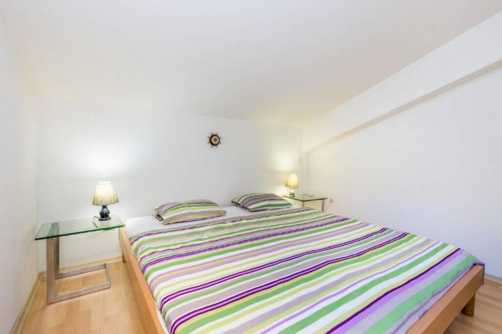 Tin 2 Appartement Vrbnik Buitenkant foto