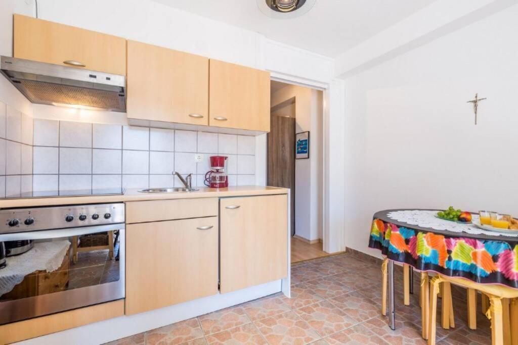 Tin 2 Appartement Vrbnik Buitenkant foto