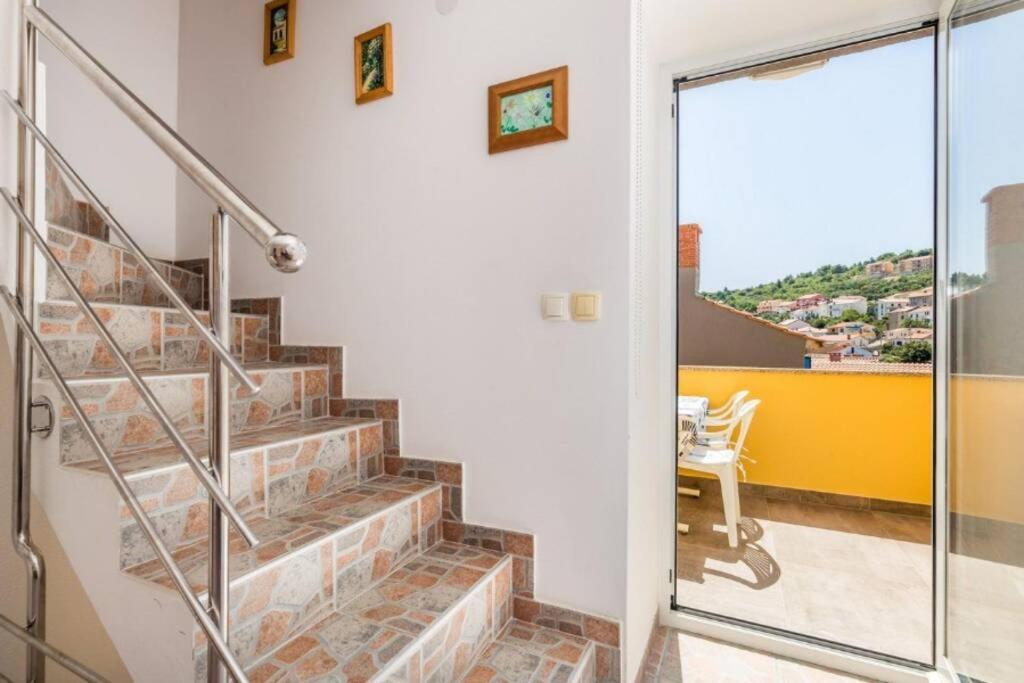 Tin 2 Appartement Vrbnik Buitenkant foto