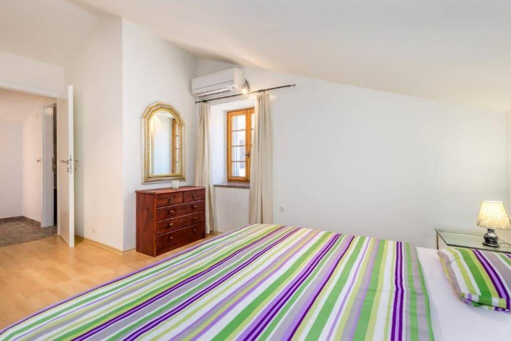 Tin 2 Appartement Vrbnik Buitenkant foto