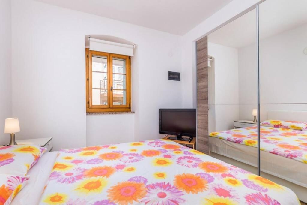 Tin 2 Appartement Vrbnik Buitenkant foto