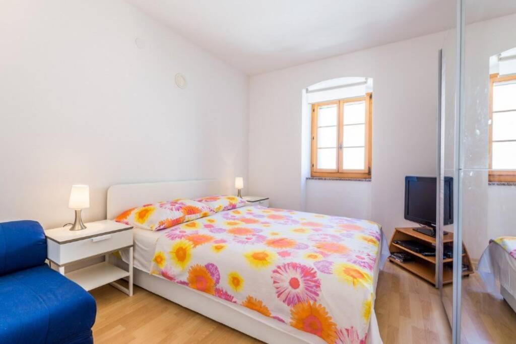 Tin 2 Appartement Vrbnik Buitenkant foto