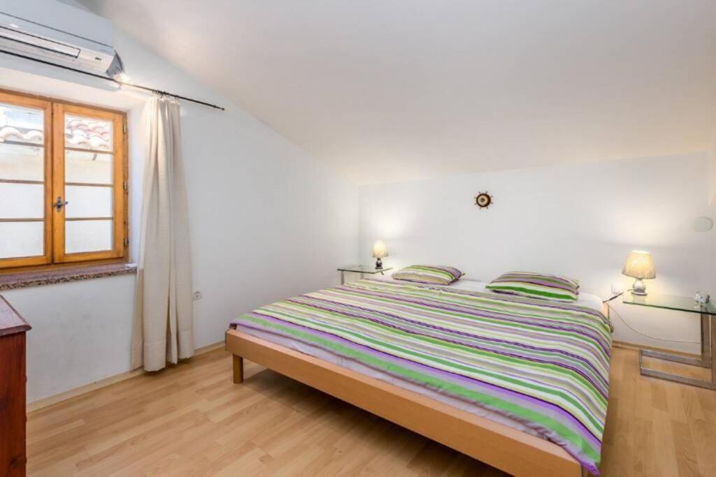 Tin 2 Appartement Vrbnik Buitenkant foto